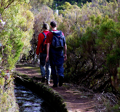 Wandern am Rand einer Levada auf Madeira